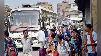 पटना : लौटने वालों की भीड़ से बसों में जगह ढूंढ़ना हुआ मुश्किल
