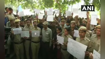 तीस हजारी कोर्ट हिंसा: न्याय के लिए सड़क पर उतरी दिल्ली पुलिस, कमिश्नर की अपील के बावजूद प्रदर्शन जारी