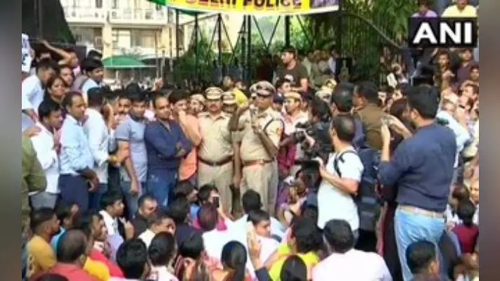 विद्रोह जैसे हालात की गवाह बनी दिल्ली पुलिस, हमले के विरोध में पुलिसकर्मियों का जोरदार प्रदर्शन