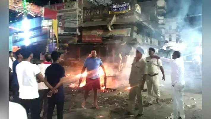 मूर्ति विर्सजन जुलूस पर हमला के बाद दो गुटों में मारपीट और रोड़ेबाजी, आगजनी कर फतुहा चौराहा और महारानी चौक को किया जाम