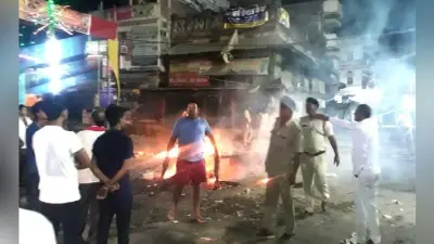 मूर्ति विर्सजन जुलूस पर हमला के बाद दो गुटों में मारपीट और रोड़ेबाजी, आगजनी कर फतुहा चौराहा और महारानी चौक को किया जाम