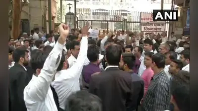 दिल्ली में पुलिस जवानों के बाद अब वकील सड़क पर उतरे, उपराज्यपाल से मिलने पहुंचे कमिश्नर पटनायक