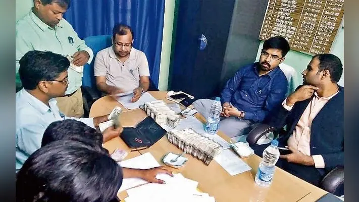 गढ़वा : दो वाहनों से 16.50 लाख बरामद
