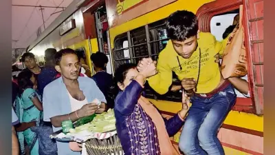 ट्रेन में जबरदस्त भीड़: खड़े-खड़े सफर करने को मजबूर हैं यात्री, छठ पूजा खत्म होने के चार दिन बाद भी परेशान लोग