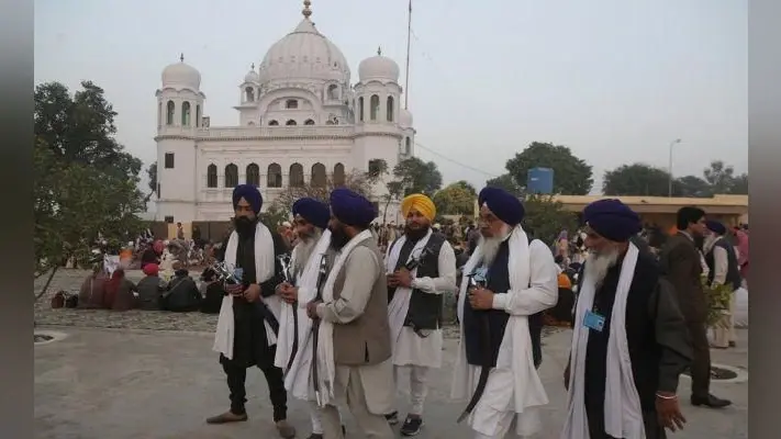 पाकिस्तानी सेना ने पलटा इमरान का फरमान, कहा- करतारपुर आने वाले सिख श्रद्धालुओं का पासपोर्ट जरूरी