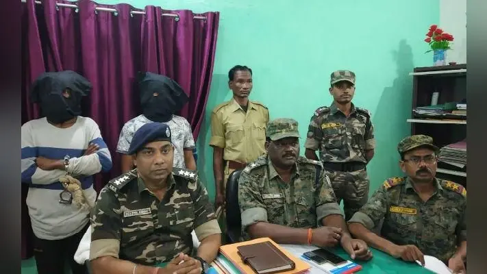 PLFI के दो उग्रवादी गिरफ्तार, पूर्व जमींदार के खेत में झंडा व घर में लगाया था पोस्टर