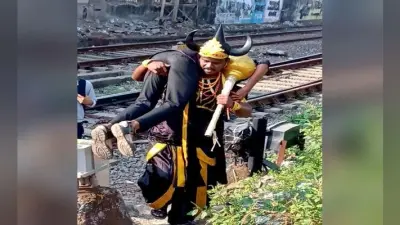 मुंबई: जागरूकता लाने का दिलचस्प तरीका, पैदल ही रेल की पटरी पार करने वालों को उठा कर ले जाते दिखे यमराज!