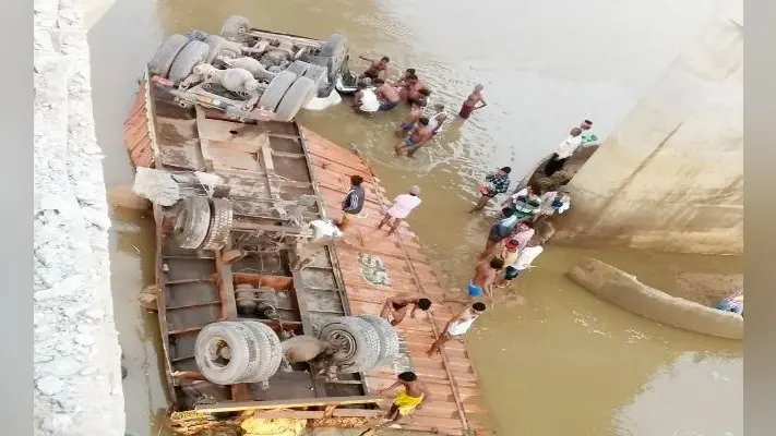 औरंगाबाद : सोन नदी में गिरा ट्रक, चालक और खलासी की मौत