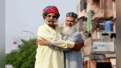 अयोध्या फैसले के बाद में मुसलमानों और हिंदुओं ने एक-दूसरे को मिठाई खिलायी