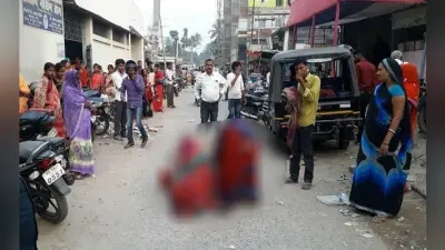 प्रसव पीड़ा से कराहती महिला ने बीच सड़क पर दिया बच्चे को जन्म
