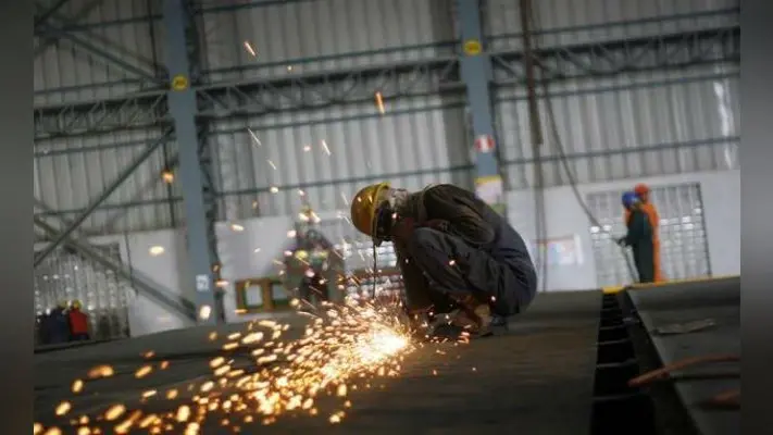 औद्योगिक उत्पादन में आठ साल की सबसे बड़ी गिरावट