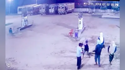 मधेपुरा के पेट्रोल पंप से नकाबपोश डकैतों ने की लाखों की लूट, सीसीटीवी में कैद हुई वारदात