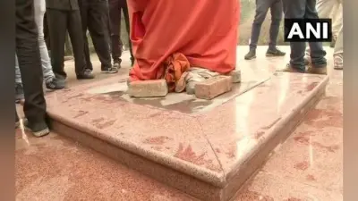JNU में विवेकानंद की प्रतिमा के चबूतरे पर लिखा आपत्तिजनक संदेश