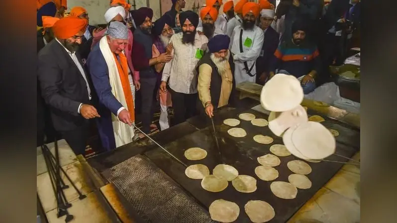 ब्रिटेन के प्रिंस चार्ल्स पहुंचे बंगला साहिब, टेका मत्था, लंगर के लिए सेंकी रोटियां