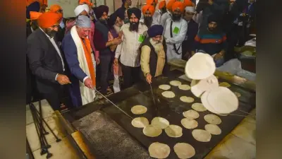 ब्रिटेन के प्रिंस चार्ल्स पहुंचे बंगला साहिब, टेका मत्था, लंगर के लिए सेंकी रोटियां
