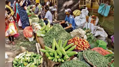 थाल से सब्जियां गायब! लग रहा है पाव का भाव, मुर्गा से महंगा मिल रहा धनिया पत्ता