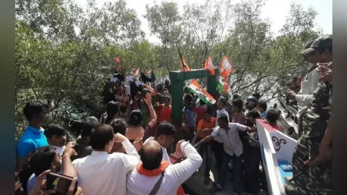 चक्रवात प्रभावित जिले में केंद्रीय मंत्री देवश्री, लगे ‘गो बैक’ के नारे, देवश्री ने कहा- भाजपा से डर गयी हैं ममता