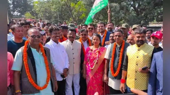 सिमडेगा : गाजे-बाजे के साथ नामांकन करने पहुंचे प्रत्याशी