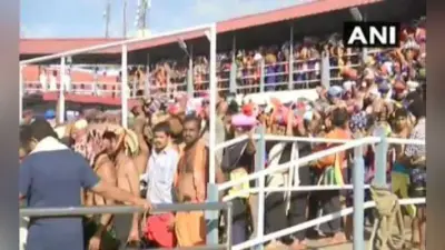 सबरीमला में अयप्पा मंदिर के कपाट खोले गए, प्रतिबंधित उम्र की 10 महिलाएं वापस भेजी गईं