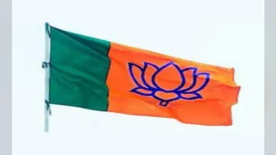 पेड़ की फुनगी पर भाजपा के झंडे ने मचायी खलबली