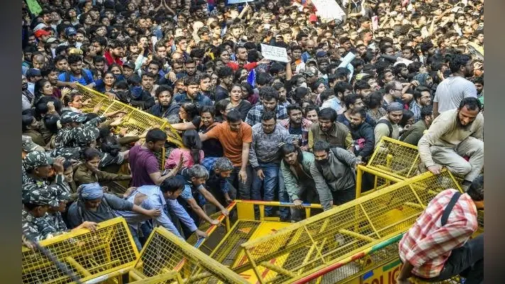 जेएनयू प्रदर्शन : संसद के नजदीक तीन मेट्रो स्टेशनों के प्रवेश, निकास द्वार खोले गये