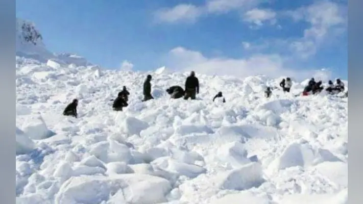 उत्तरी सियाचिन में बर्फीले तूफान की चपेट में आने से चार सैनिकों समेत 6 की मौत