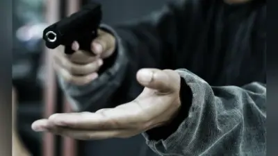 सुरक्षा गार्ड को बंधक बना कर डकैती