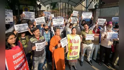PMC Bank के खाताधारकों ने दिल्ली में RBI के बाहर किया प्रदर्शन
