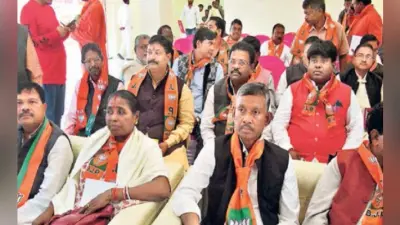 झारखंड विस चुनाव 2019 : पार्टी के पदाधिकारियों व प्रत्याशियों के साथ बंद कमरे में बैठे सीएम, कहा- सबको गले लगायें