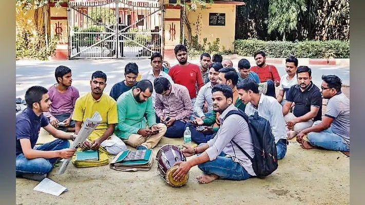 उर्दू पढ़ा रहे हिंदू शिक्षक बोले- भाषा किसी धर्म की नहीं