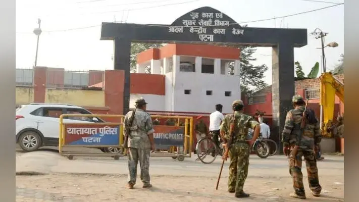 बिहार-झारखंड के हार्डकोर नक्सली अजय कानू के समर्थन में बेउर जेल में भूख हड़ताल पर बैठे तीन सौ बंदी