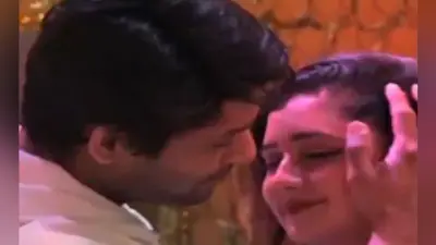 Bigg Boss 13: सिद्धार्थ शुक्ला-रश्मि देसाई का पूल रोमांस, Video Viral
