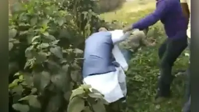 #WestBengal : उपचुनाव में हिंसा, भाजपा उम्मीदवार को लात मारकर झाड़ियों में फेंका, बूथ में प्रवेश से रोका