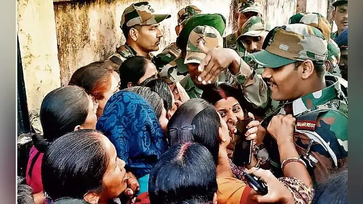 रांची : सस्ता प्याज खरीदने के लिए लग रही है लंबी कतार, हिंदपीढ़ी में लोगों ने बिस्कोमान के प्याज वाहन पर किया पथराव