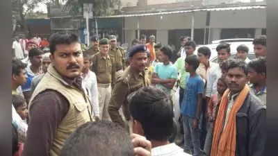 भैंसों की चोरी से आक्रोशित लोगों ने पुलिस को बनाया बंधक, सड़क जाम