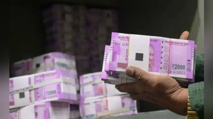 दफ्तर के बाथरूम से जब्त हुए चोरी के चार लाख रुपये