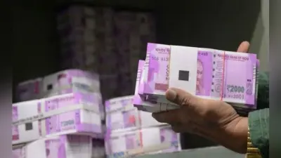 दफ्तर के बाथरूम से जब्त हुए चोरी के चार लाख रुपये
