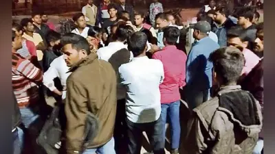 गोपालगंज : कोर्ट से लौट रहे गवाह की हत्या पर बवाल, लाठीचार्ज