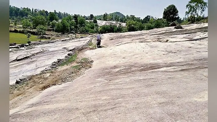 गुमला : आजाद भारत में गुमनाम जी रहे डहूपानी के ग्रामीण, तारणहार का है इंतजार