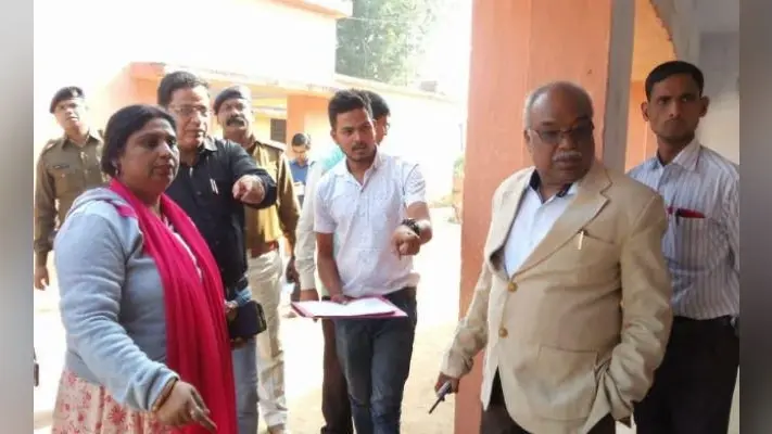 हजारीबाग प्रमंडलीय आयुक्त ने नक्सल प्रभावित बूथों का किया निरीक्षण, सुविधाओं का लिया जायजा