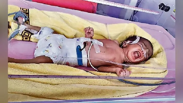 गुमला : अस्पताल में आठ दिन की बच्ची को छोड़ मां-बाप भागे
