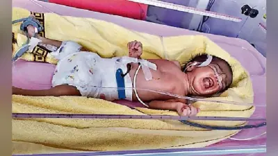 गुमला : अस्पताल में आठ दिन की बच्ची को छोड़ मां-बाप भागे