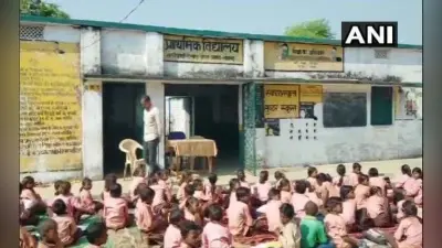 यूपीः मिड डे मील योजना के तहत 80 बच्चों को एक लीटर दूध में पानी मिलाकर पिलाया