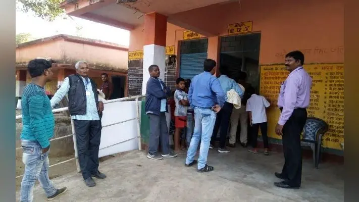 गुमला के तिर्रा कलस्टर संख्या-5 में ठहरने और सोने की व्यवस्था नहीं, मतदानकर्मियों ने किया हंगामा