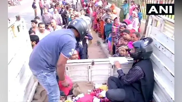 हेलमेट पहन कर प्याज बेच रहे हैं बिस्कोमान के अधिकारी, …जानें क्या है मामला?