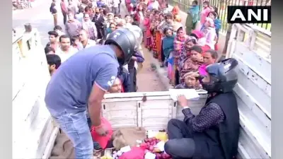 हेलमेट पहन कर प्याज बेच रहे हैं बिस्कोमान के अधिकारी, …जानें क्या है मामला?