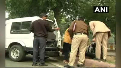 हैदराबाद गैंगरेप-मर्डरः संसद के सामने धरने पर बैठी छात्रा, भावुक हो कर बोली- ‘मैं भी जलूंगी लेकिन लडूंगी’