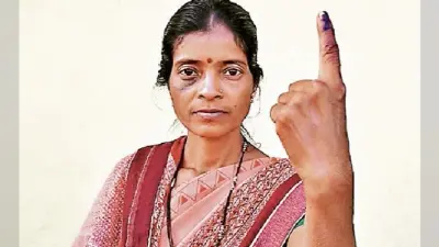 गुमला : वोट बहिष्कार के फरमान से बेखौफ शहीद की पत्नी ने किया मतदान