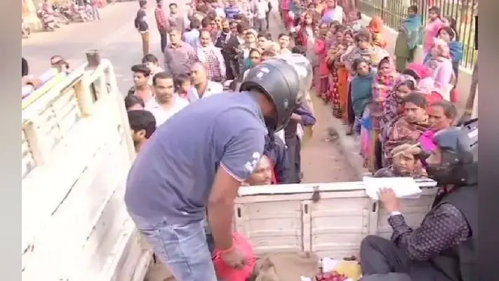 पटना : हंगामे के डर से जब हेलमेट पहन कर बेचा प्याज