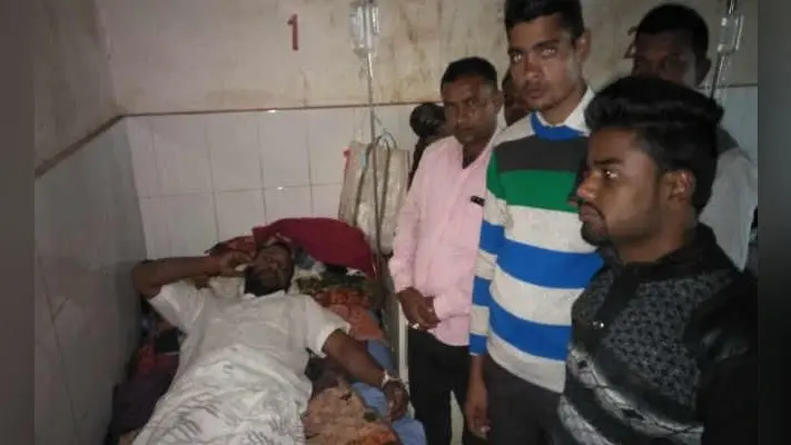 दरवाजा तोड़ घर में घुसे उग्रवादी, मुखिया पति पर लाठी डंडे से हमला, पीएमसीएच रेफर